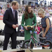 Los Duques de Cambridge reciben una bicicleta para el Príncipe Jorge en Nueva Zelanda