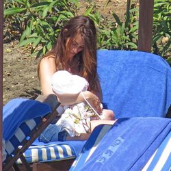 Nagore Aranburu con su hija Emma en Marbella