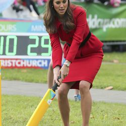 Kate Middleton jugando al críquet en Nueva Zelanda