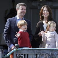 Federico y Mary de Dinamarca con sus mellizos en el 74 cumpleaños de la Reina Margarita