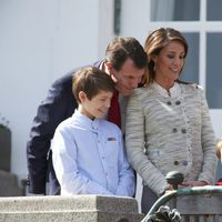 Joaquín y Marie de Dinamarca con tres de sus hijos en el 74 cumpleaños de la Reina Margarita