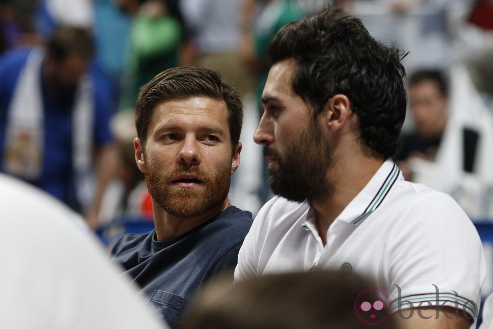 Xabi Alonso y Arbeloa viendo un partido de baloncesto de la Euroliga