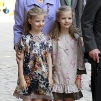 Las Infantas Leonor y Sofía en la misa de Pascua en Palma