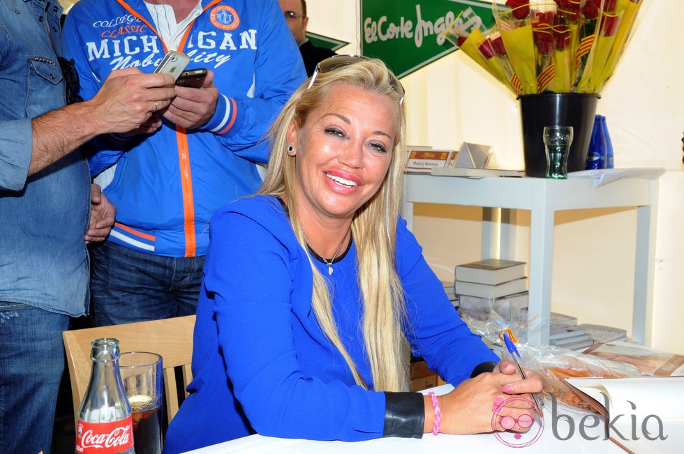 Belén Esteban firmando ejemplares de 'Ambiciones y reflexiones' en Sant Jordi 2014