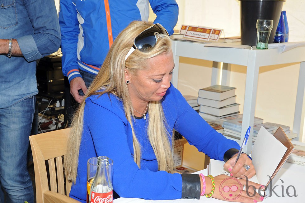 Belén Esteban firmando 'Ambiciones y reflexiones' en Sant Jordi 2014