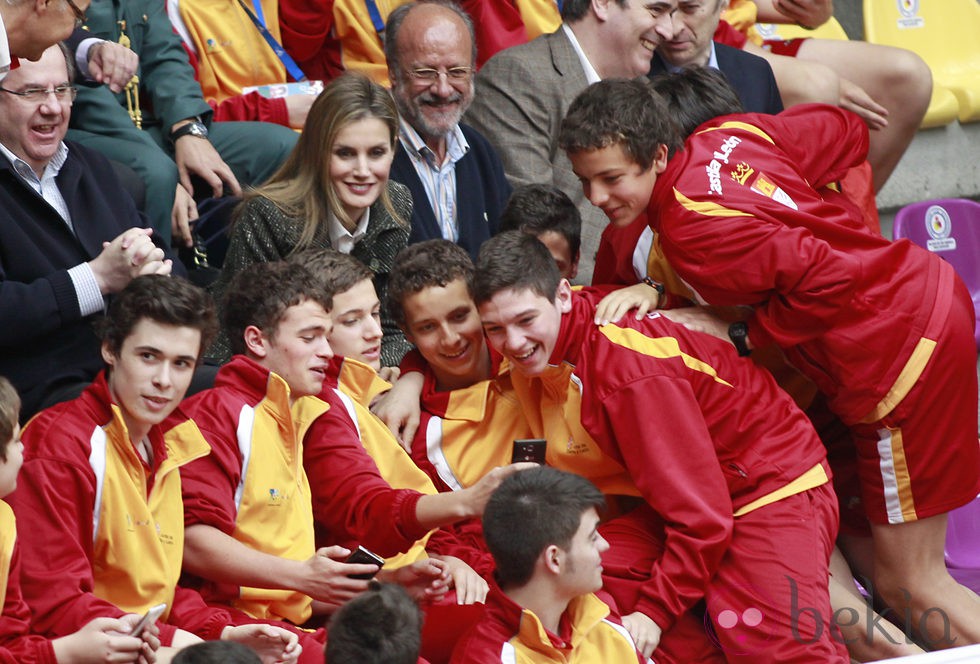La Princesa Letizia se hace un selfie con los jóvenes jugadores de Voleibol en Valladolid