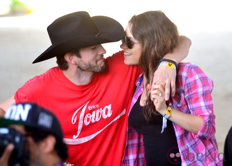 Ashton Kutcher y Mila Kunis enamorados en el Stagecoach 2014