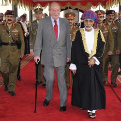 El Rey Juan Carlos es recibido en Omán por el Sultán Qaboos bin Said