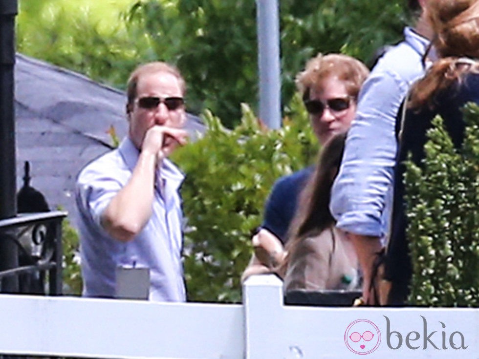 Harry y Guillermo de Inglaterra visitando la mansión de Elvis Presley 'Graceland'