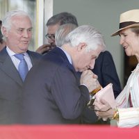 El Duque de Huéscar besa a la Infanta Elena en el Concurso de Saltos de Madrid