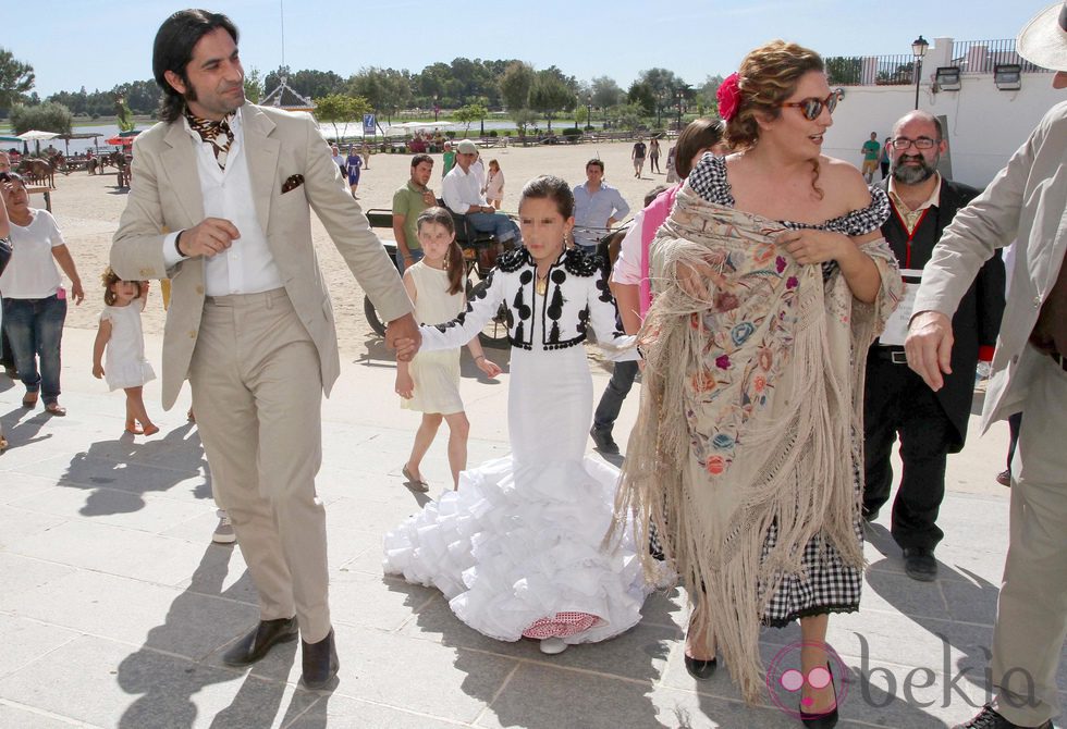 Javier Conde y Estrella Morente con su hija Estrella en su bautizo
