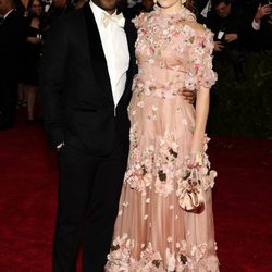 Chiwetel Ejiofor y Sari Mercer en la Gala MET 2014