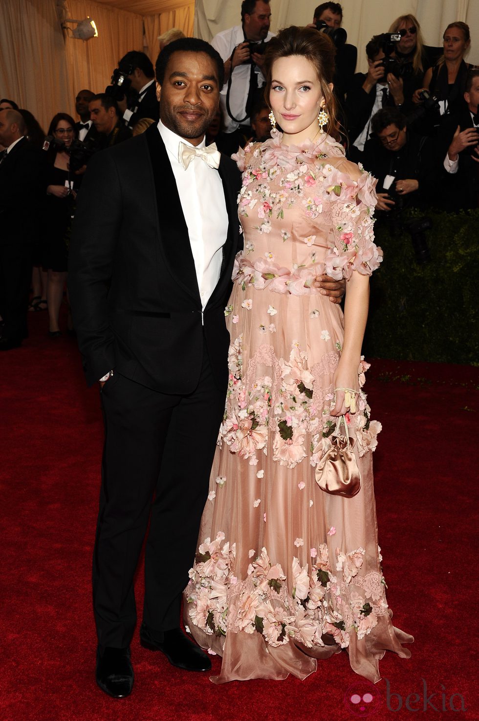 Chiwetel Ejiofor y Sari Mercer en la Gala MET 2014
