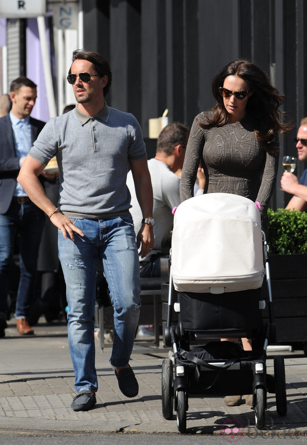 Tamara Ecclestone y Jay Rutland de paseo con su hija Sophia Rutland por Londres
