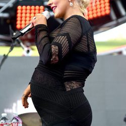 Christina Aguilera enseña embarazo en un concierto