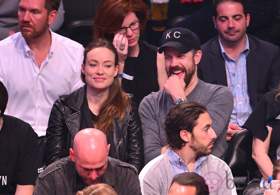 Olivia Wilde y Jason Sudeikis en un partido de la NBA tras convertirse en padres