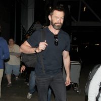 Hugh Jackman en el aeropuerto de Los Angeles tras ser operado