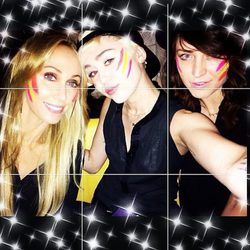Miley cyrus junto a su madre Tish y una amiga