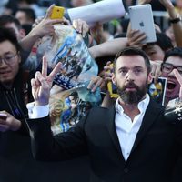 Hugh Jackman con fans en la premiere de Pekín de 'X-Men: días del futuro pasado'