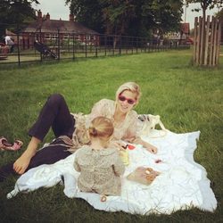 Elsa Pataky con India Rose disfrutando de una tarde al aire libre en Londres