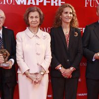 La Reina Sofía y la Infanta Elena en los Premios Sociales 2013 de la Fundación Mapfre