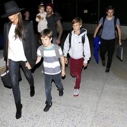 David y Victoria Beckham con sus hijos a su llegada a Los Angeles