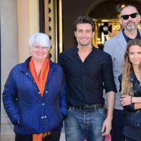 El director y los protagonistas de 'Solo Química'