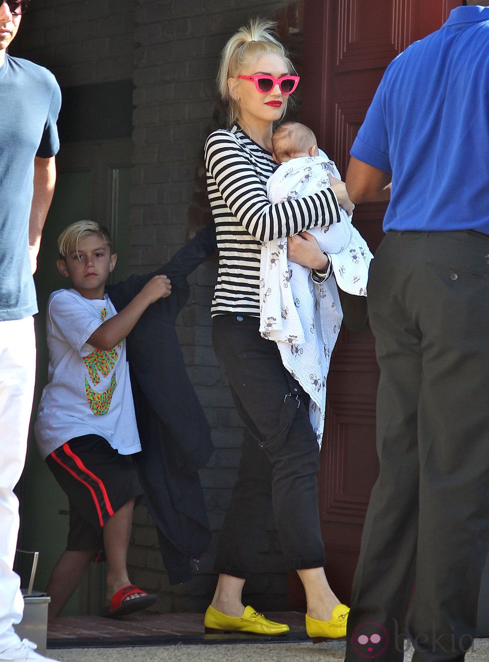 Gwen Stefani con sus hijos Apollo y Kingston en la fiesta del Memorial Day 2014 de Joel Silver