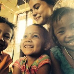 Selena junto a unas niñas en Nepal