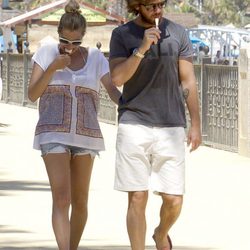 Amaia Salamanca y Rosauro Varo se toman un helado en Marbella