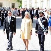 El Príncipe Daniel, la madre de Chris O'Neill y Carlos Felipe de Suecia en el bautizo de Leonor de Suecia