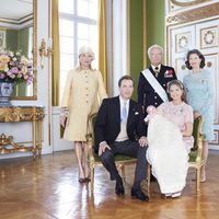 Leonor de Suecia con sus padres y abuelos en su bautizo