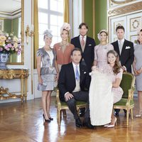 La Princesa Leonor de Suecia con Magdalena de Suecia y Chris O'Neill y sus padrinos en su bautizo