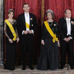 Los Reyes y los Príncipes Felipe y Letizia en la cena de gala al presidente de México y su esposa