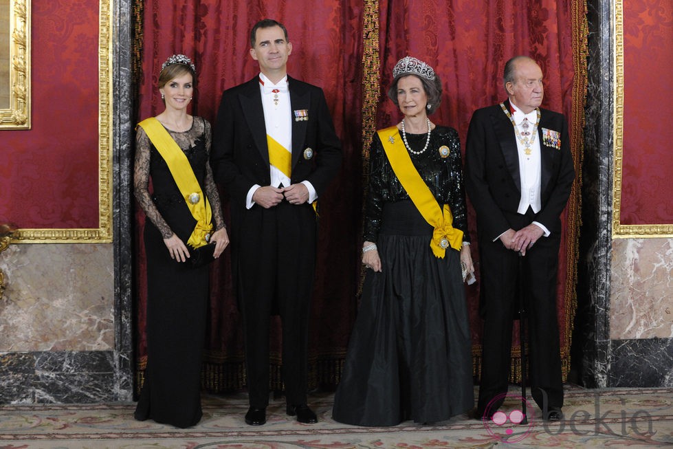 Los Reyes y los Príncipes Felipe y Letizia en la cena de gala al presidente de México y su esposa