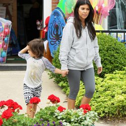 Kourtney Kardashian luce embarazo de la mano de su hijo