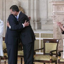 El Rey y el Príncipe Felipe abrazándose en la firma de la Ley de Abdicación del Rey Juan Carlos