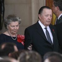 Los duques de Calabria y su hijo Pedro el conde de Noto en la firma de la Ley de Abdicación