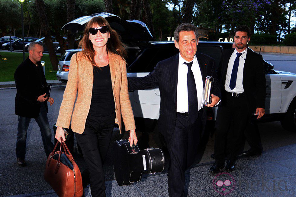 Nicolas Sarkozy y Carla Bruni llegando a su hotel de Barcelona