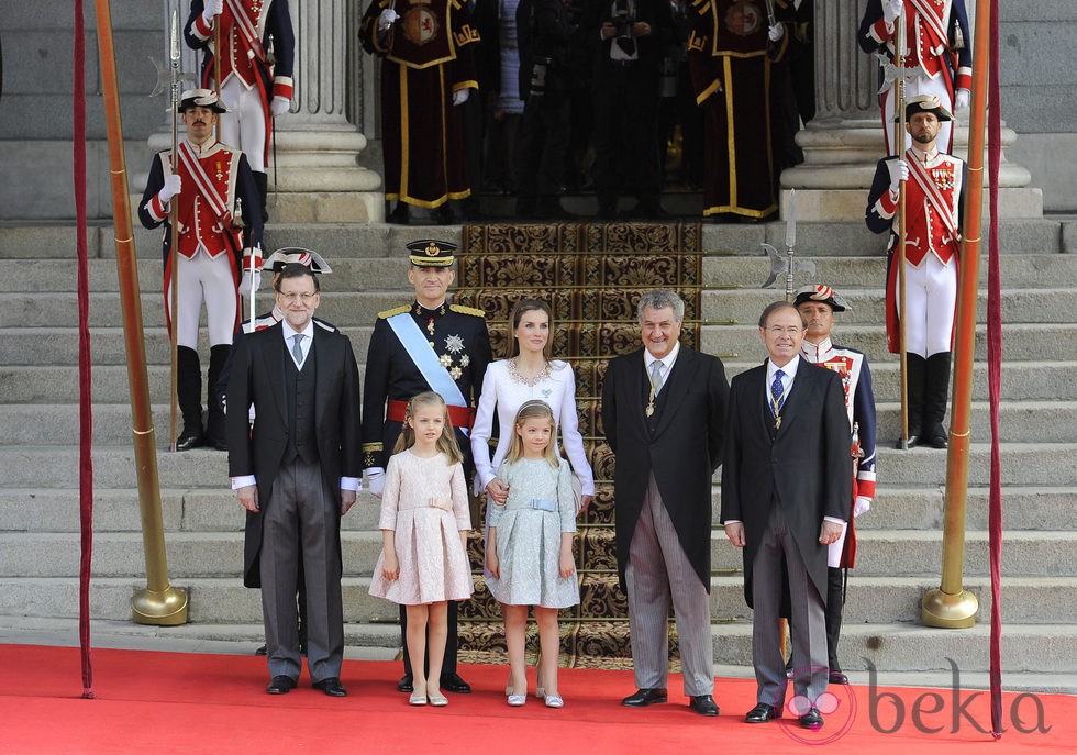 Los Reyes de España, el Presidente de Gobierno y los Presidentes del Congreso y Senado en la entrada del Congreso de los Diputados