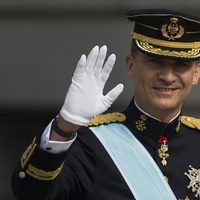El Rey Felipe VI saluda tras su primer discurso como Rey de España
