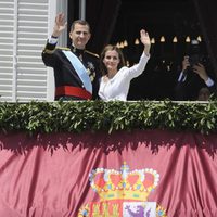 El Rey Felipe VI y la Reina Letizia desde el balcón central del Palacio Real en la proclamación de Felipe VI
