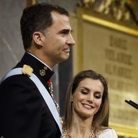 El Rey Felipe VI coge la mano de la Reina Letizia