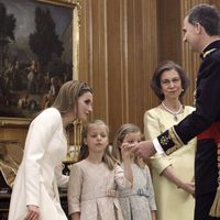 El Rey Felipe saluda a la Reina Letizia, a sus hijas, a la Reina Sofia, a la Infanta Elena y a Felipe de Marichalar tras la impisición del Fajín