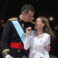 El Rey Felipe VI y la Reina Letizia en el balcón central del Palacio Real