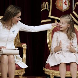 La Reina Letizia hace un gesto cariñoso a la Princesa Leonor en la proclamación de Felipe VI