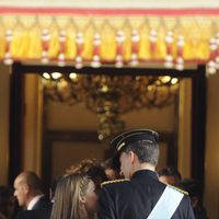 Los Reyes Felipe y Letizia abrazados durante la proclamación de Felipe VI