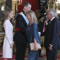 Felipe González y Mar García Vaquero con los Reyes Felipe y Letizia en su primera recepción como Reyes