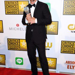 Matthew McConaughey con su galardón en los Critics' Choice Television Awards 2014
