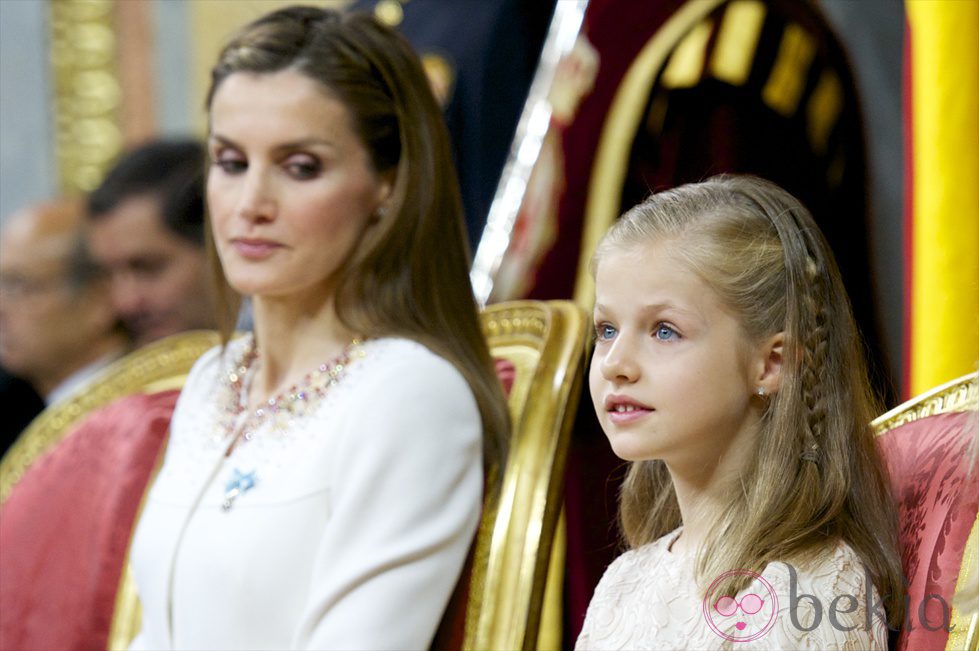 La Reina Letizia observa a la Princesa Leonor en la proclamación 